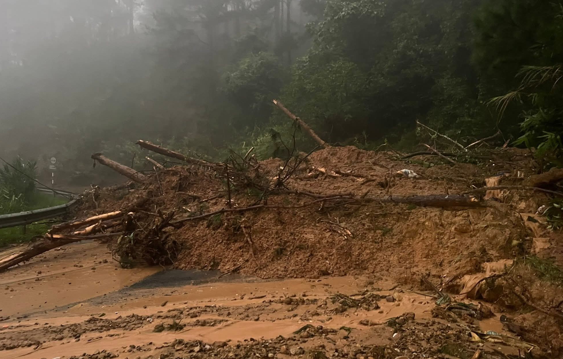 Đèo Gia Bắc sạt lở, 20 xe mắc kẹt trên đèo- Ảnh 2.