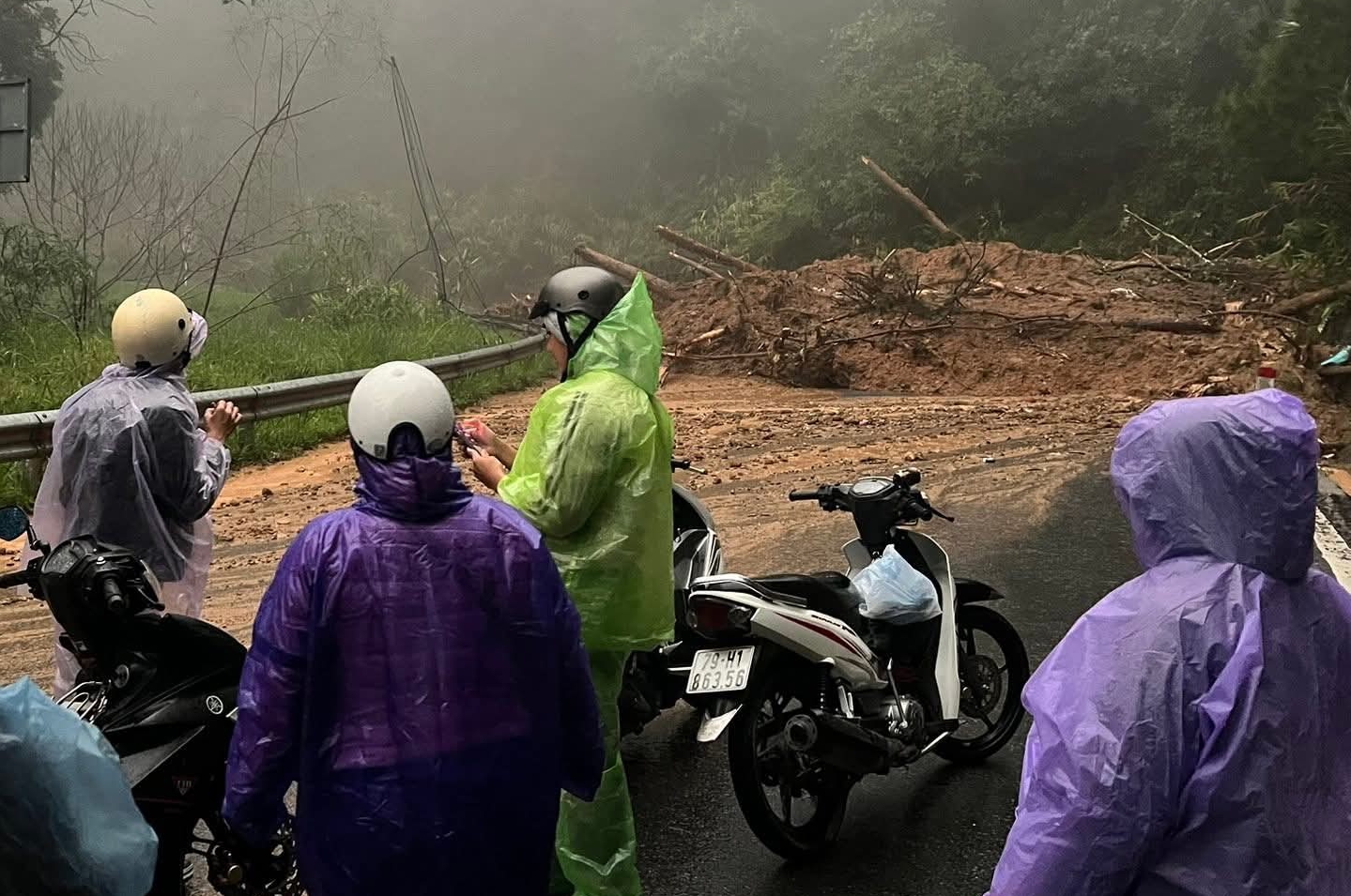 Đèo Gia Bắc sạt lở, 20 xe mắc kẹt trên đèo- Ảnh 3.