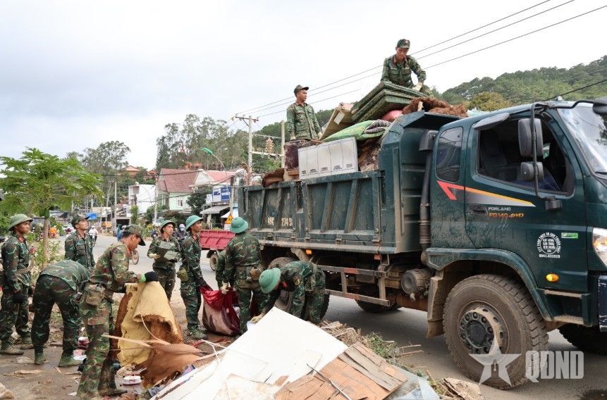 Khắc phục hậu quả mưa lũ ở Lâm Đồng: Ưu tiên an cư, thông tuyến hệ thống giao thông - Ảnh 2.