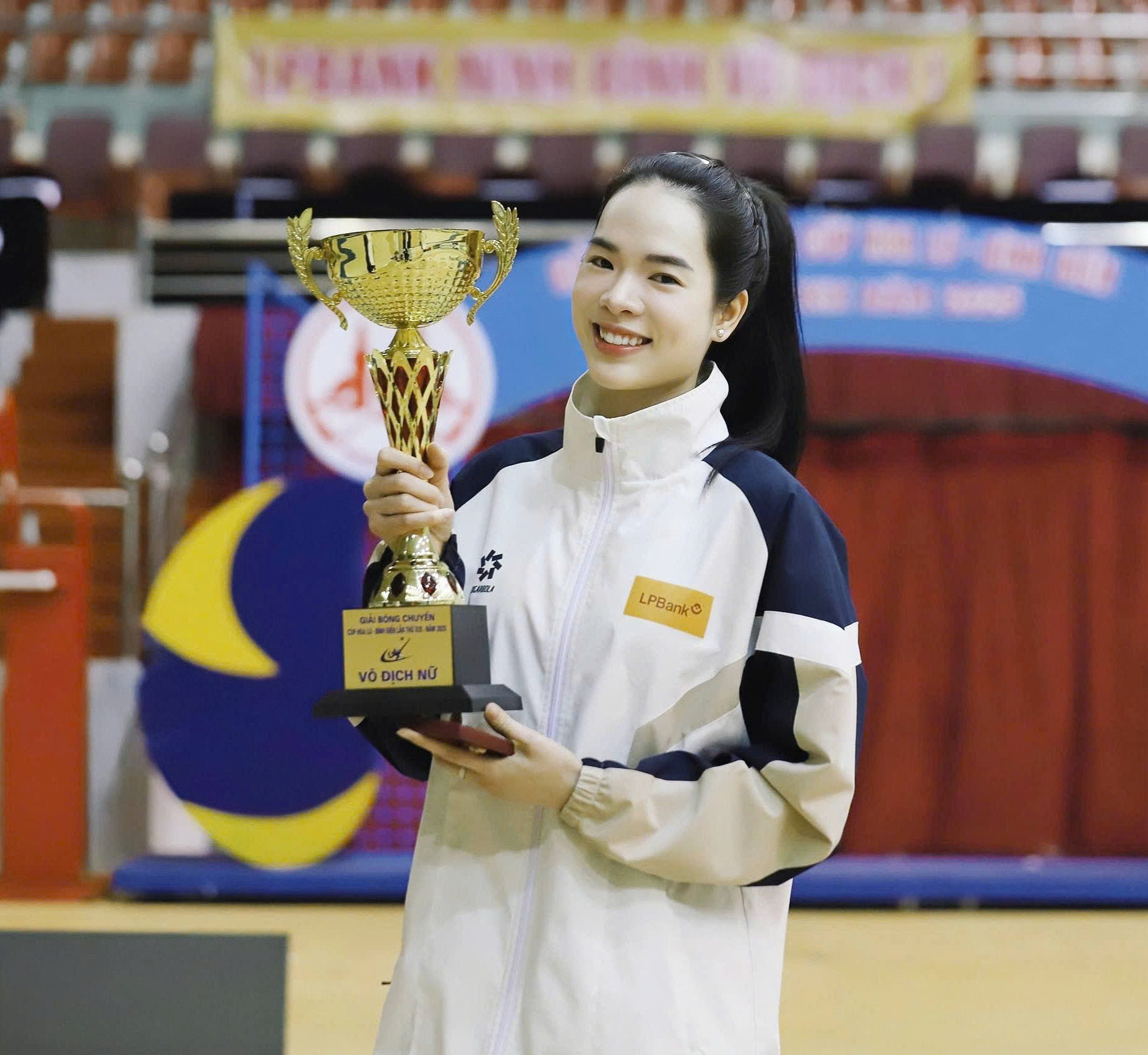 Nhan sắc hoa khôi cầm cờ cho đoàn thể thao Việt Nam tại SEA Games 33- Ảnh 4.