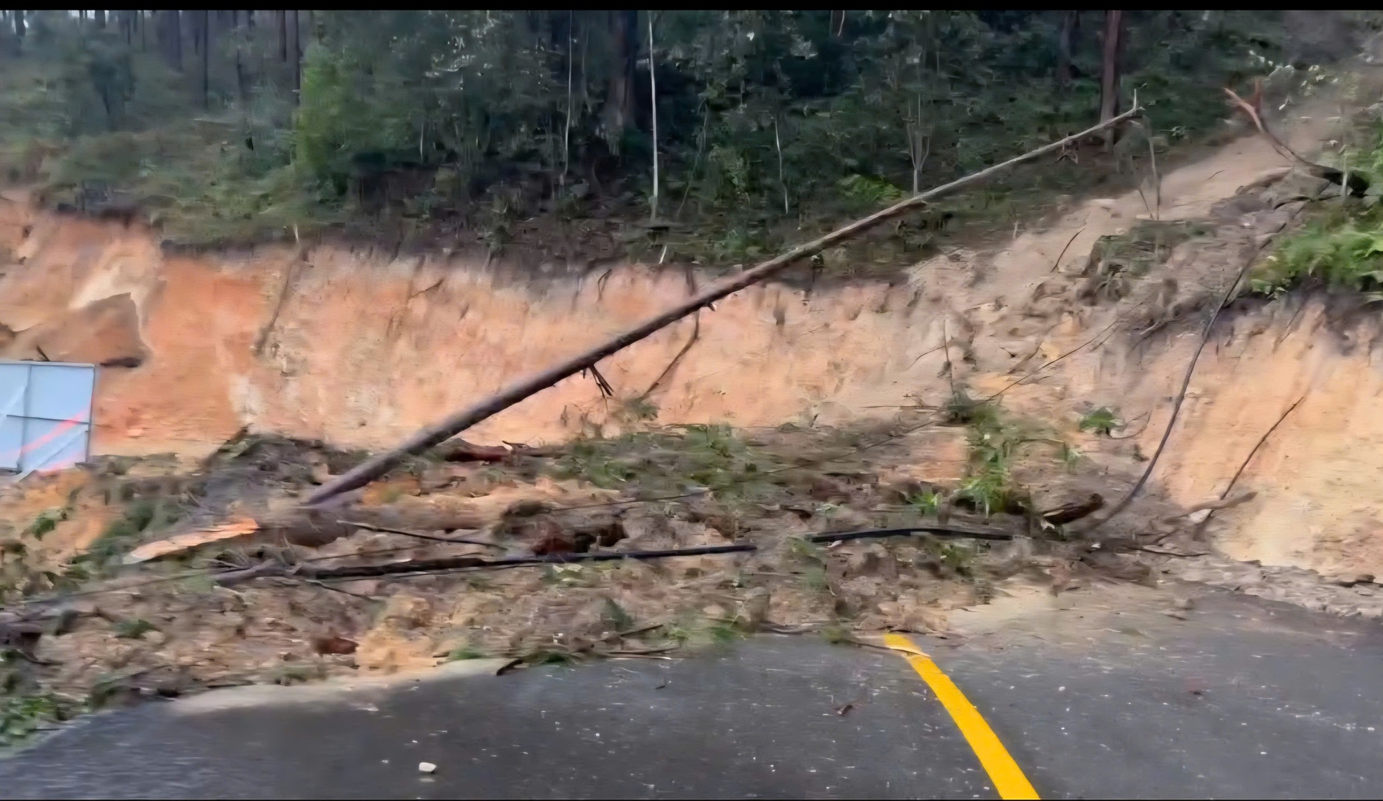 Mưa lớn lại sạt lở đèo Mimosa và các đèo, gây ngập lụt nặng nhiều nơi- Ảnh 1.