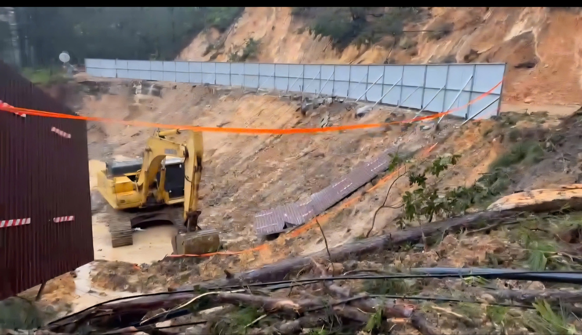 Mưa lớn lại sạt lở đèo Mimosa và các đèo, gây ngập lụt nặng nhiều nơi- Ảnh 2.