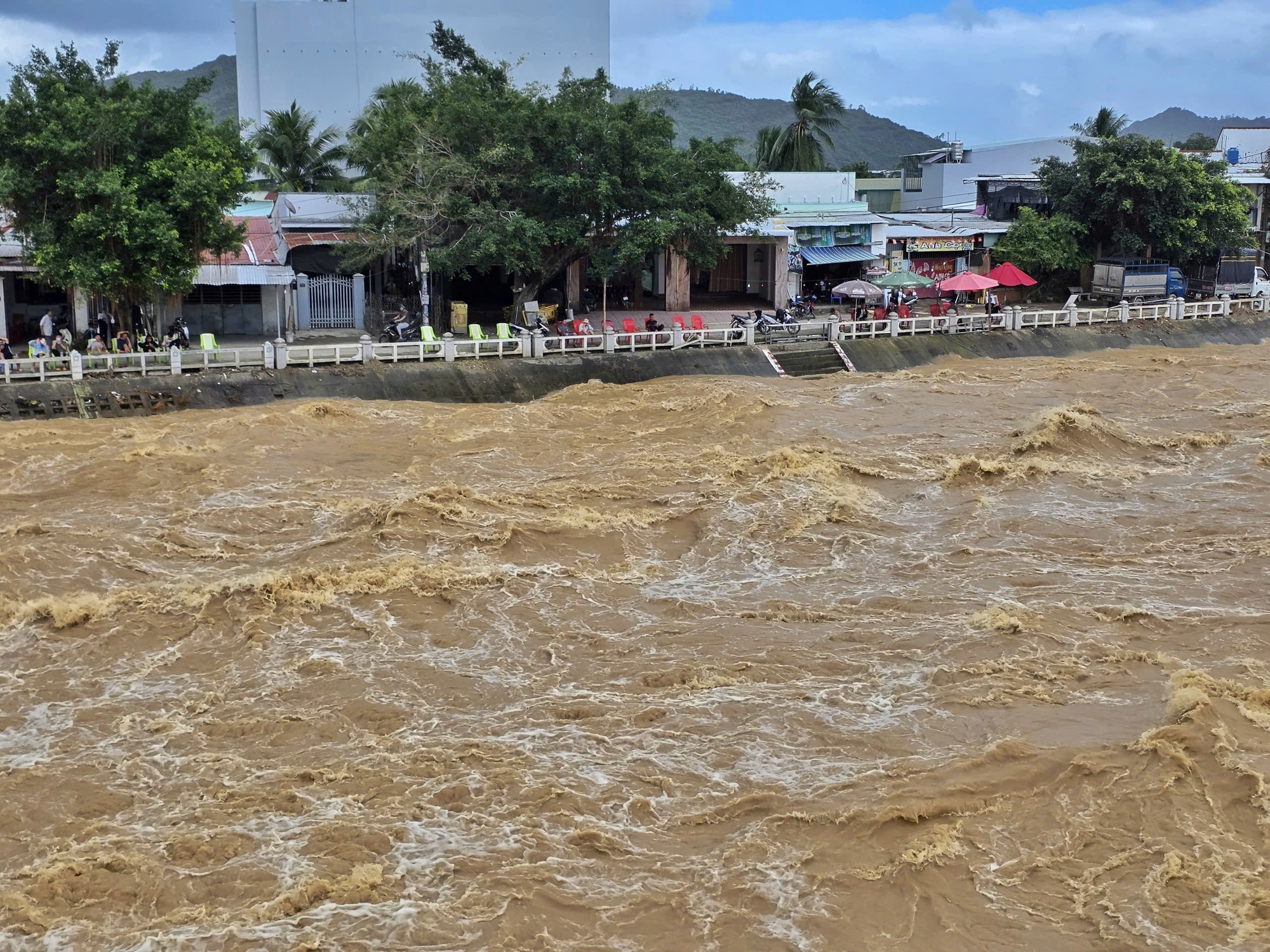 Khánh hòa: Nha Trang chạy lụt lần 4 do xả hồ chứa Am Chúa và Đắc Lộc - Ảnh 8. Khánh hòa: Nha Trang chạy lụt lần 4 do xả hồ chứa Am Chúa và Đắc Lộc - Ảnh 8.
