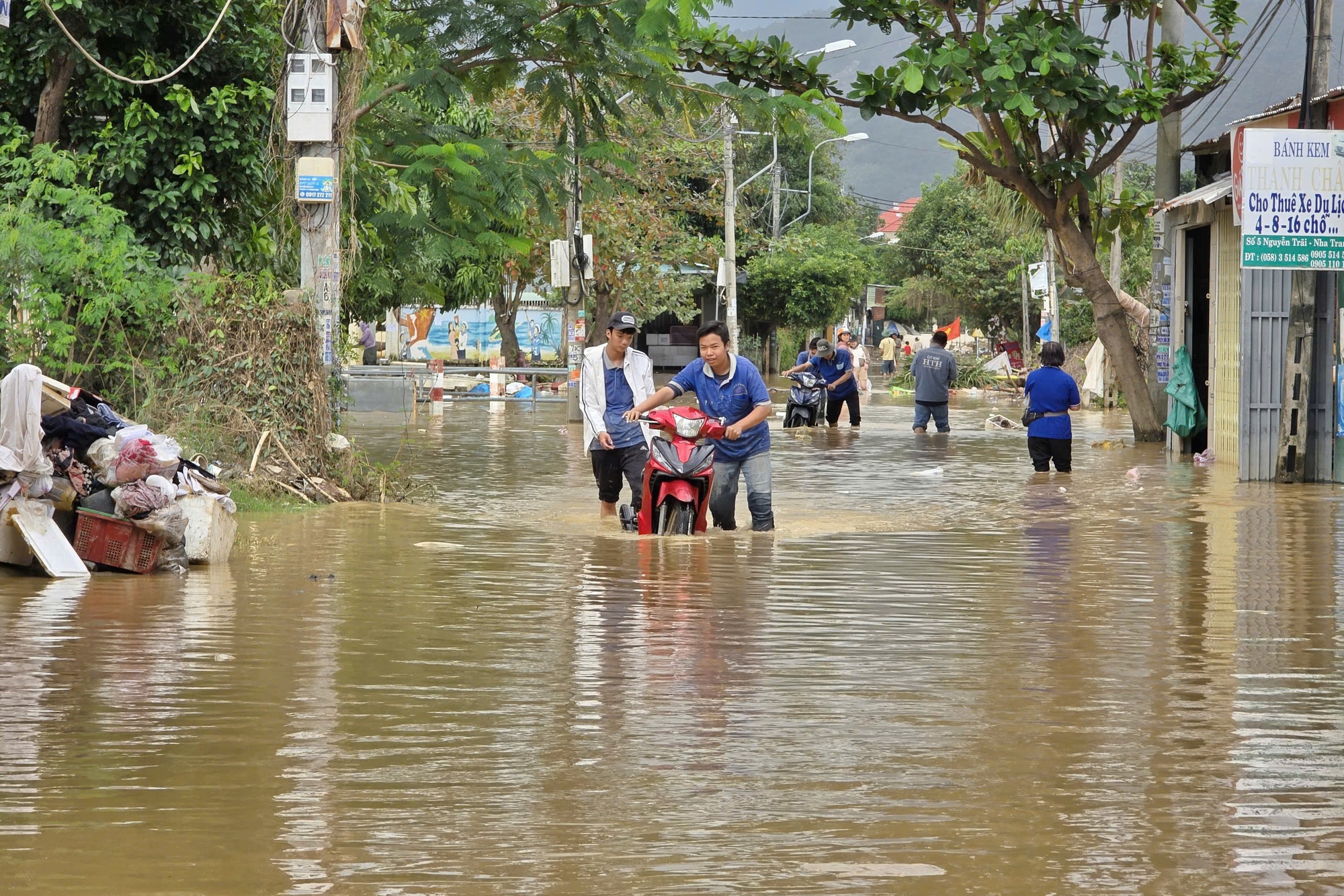 Khánh hòa: Nha Trang chạy lụt lần 4 do xả hồ chứa Am Chúa và Đắc Lộc - Ảnh 13. Khánh hòa: Nha Trang chạy lụt lần 4 do xả hồ chứa Am Chúa và Đắc Lộc - Ảnh 13.