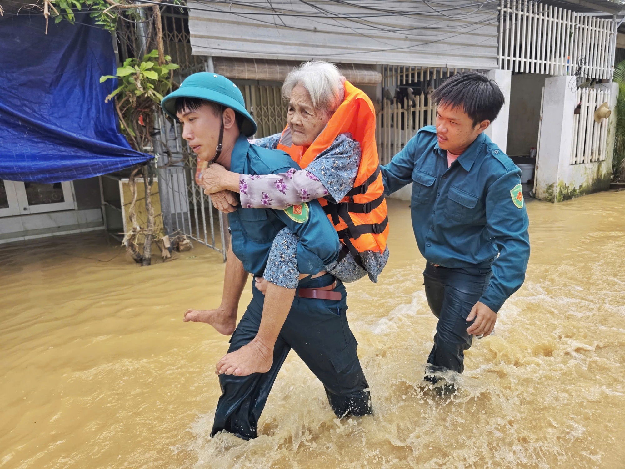 Khánh hòa: Nha Trang chạy lụt lần 4 do xả hồ chứa Am Chúa và Đắc Lộc - Ảnh 1. Khánh hòa: Nha Trang chạy lụt lần 4 do xả hồ chứa Am Chúa và Đắc Lộc - Ảnh 1.
