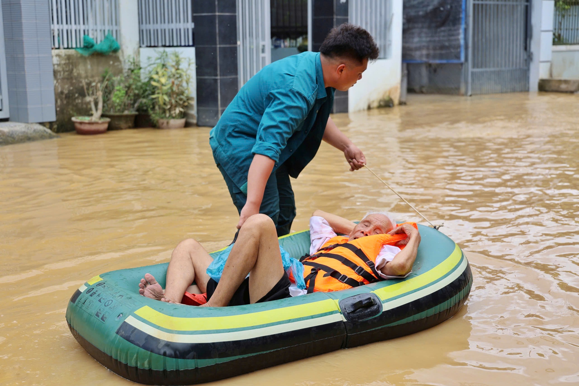 Khánh hòa: Nha Trang chạy lụt lần 4 do xả hồ chứa Am Chúa và Đắc Lộc - Ảnh 2. Khánh hòa: Nha Trang chạy lụt lần 4 do xả hồ chứa Am Chúa và Đắc Lộc - Ảnh 2.