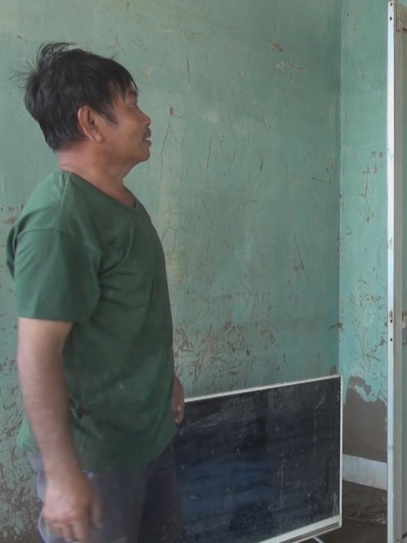 Người dân vùng lũ Lâm Đồng dọn dẹp nhà cửa, ổn định cuộc sống