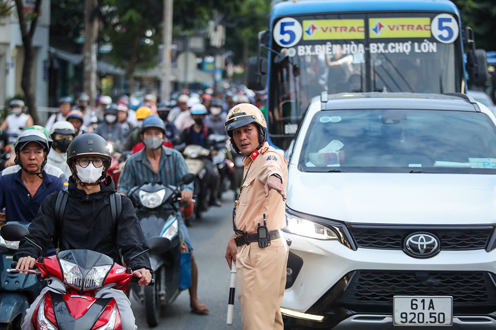 TP . HCM tổng lực giải quyết ùn tắc giao thông hiệu quả và bền vững - Ảnh 1. TP . HCM tổng lực giải quyết ùn tắc giao thông hiệu quả và bền vững - Ảnh 1.