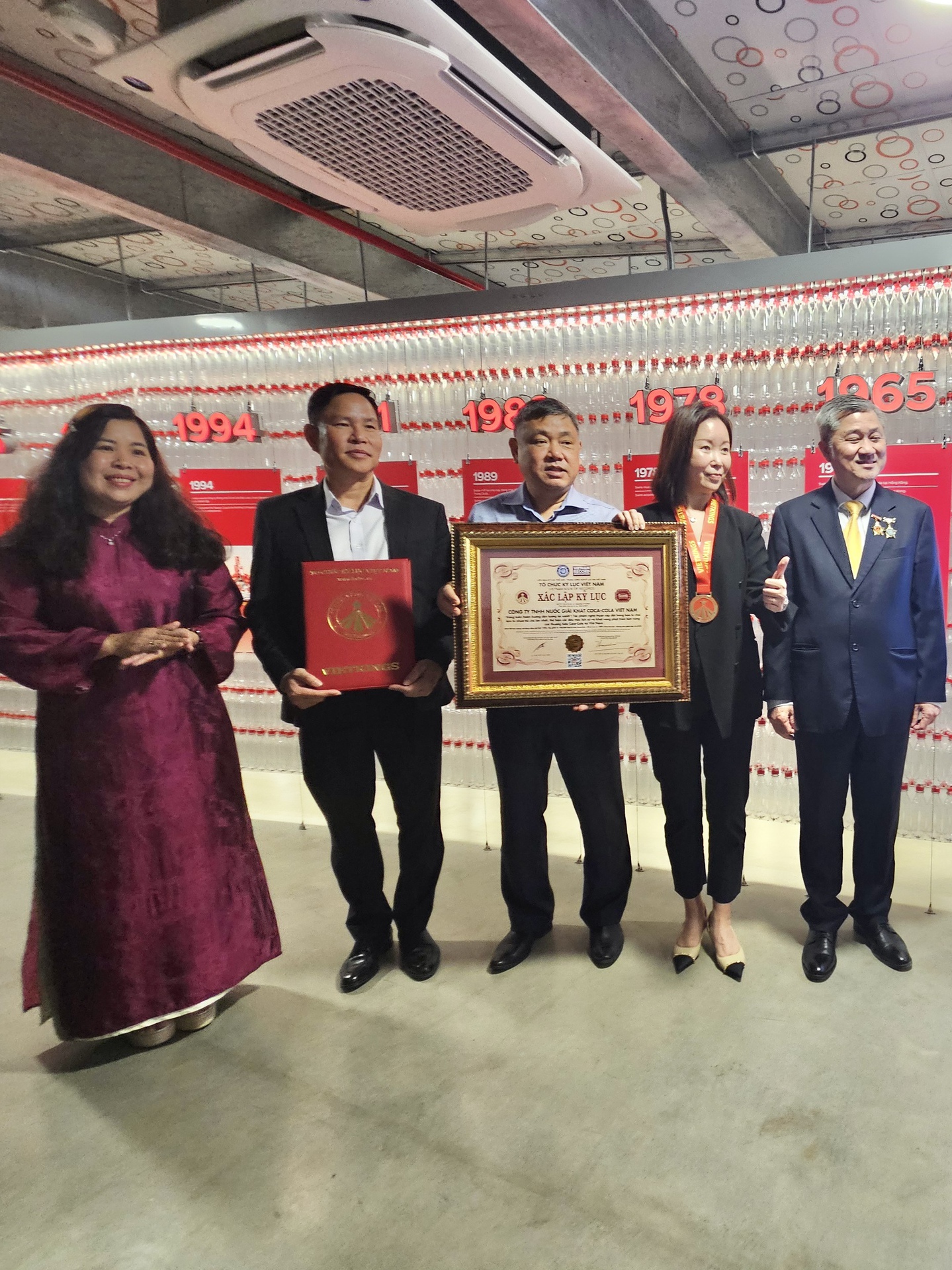 Coca-Cola Việt Nam lập kỷ lục với tác phẩm nghệ thuật rPET lớn nhất Việt Nam