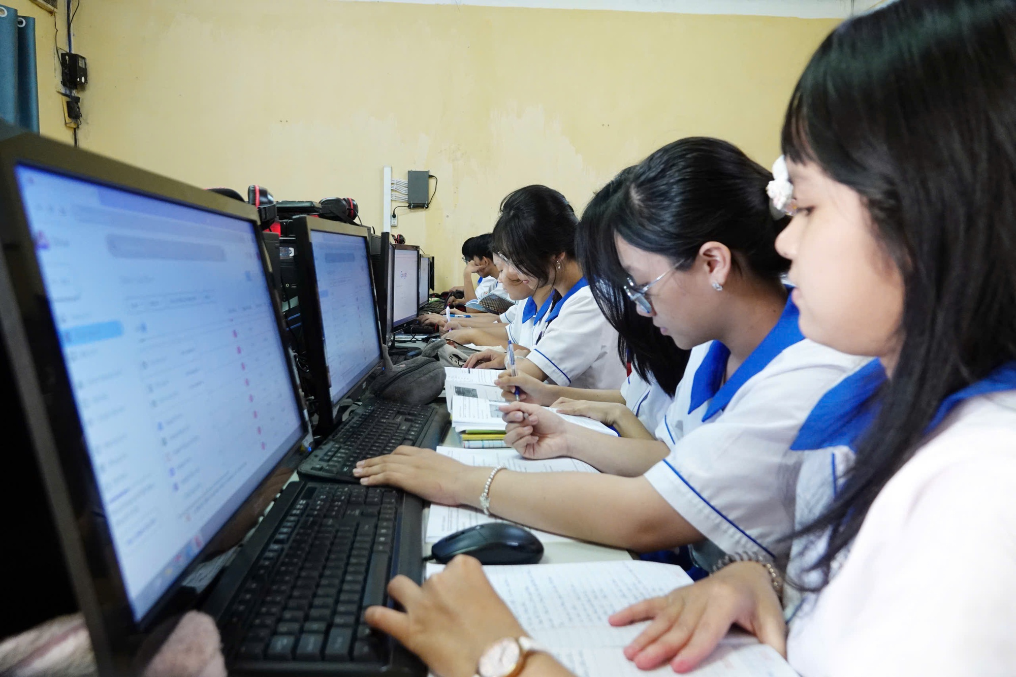 Học sinh TP.HCM làm quen với thi tốt nghiệp THPT trên máy tính - Ảnh 1.