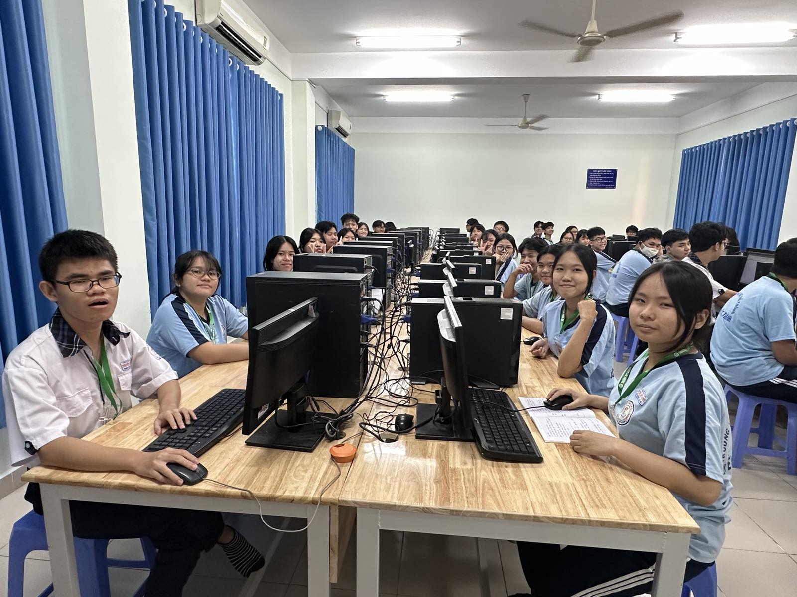 Học sinh TP.HCM làm quen với thi tốt nghiệp THPT trên máy tính - Ảnh 2.