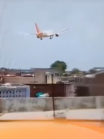 Máy bay Boeing chở 242 người rơi và bốc cháy dữ dội tại Ấn Độ