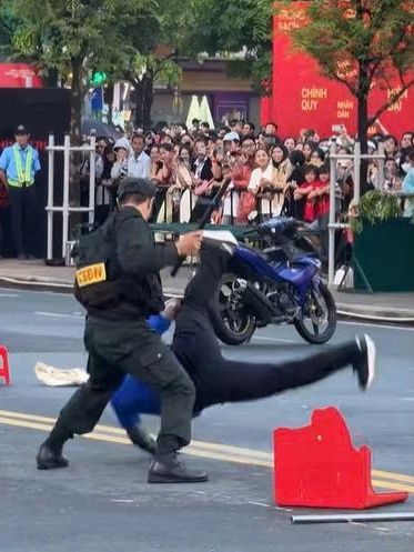 Chiến sĩ Công an nhân dân biểu diễn kỹ chiến thuật điêu luyện tấn công trấn áp tội phạm