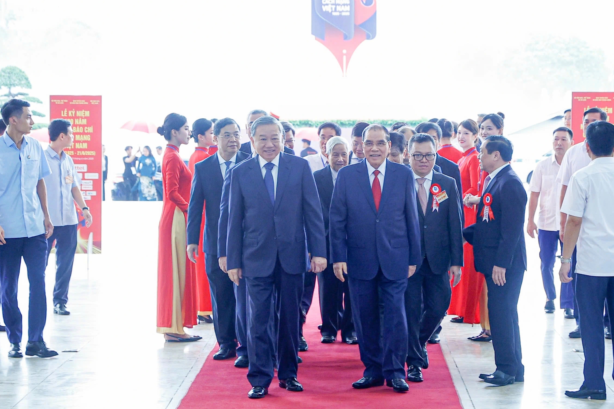 Tổng Bí thư Tô Lâm dự lễ kỷ niệm 100 năm Ngày Báo chí cách mạng Việt Nam- Ảnh 1. Tổng Bí thư Tô Lâm dự lễ kỷ niệm 100 năm Ngày Báo chí cách mạng Việt Nam- Ảnh 1.