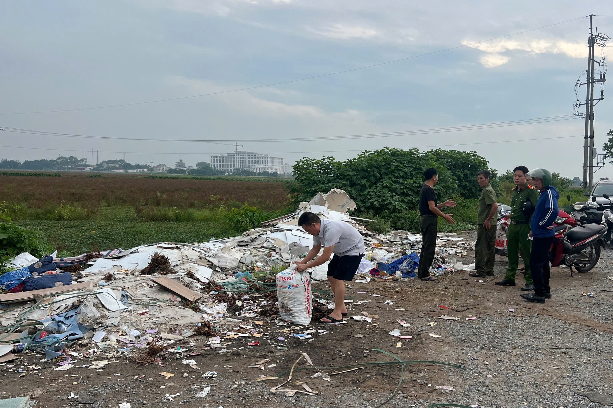 Hàng nghìn thỏi son đổ ven đường Hà Nội, nhiều người mang túi đến nhặt- Ảnh 2. Hàng nghìn thỏi son đổ ven đường Hà Nội, nhiều người mang túi đến nhặt- Ảnh 2.