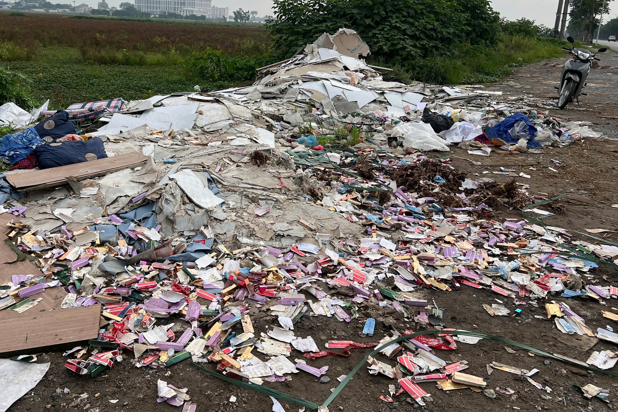 Hàng nghìn thỏi son đổ ven đường Hà Nội, nhiều người mang túi đến nhặt- Ảnh 1. Hàng nghìn thỏi son đổ ven đường Hà Nội, nhiều người mang túi đến nhặt- Ảnh 1.