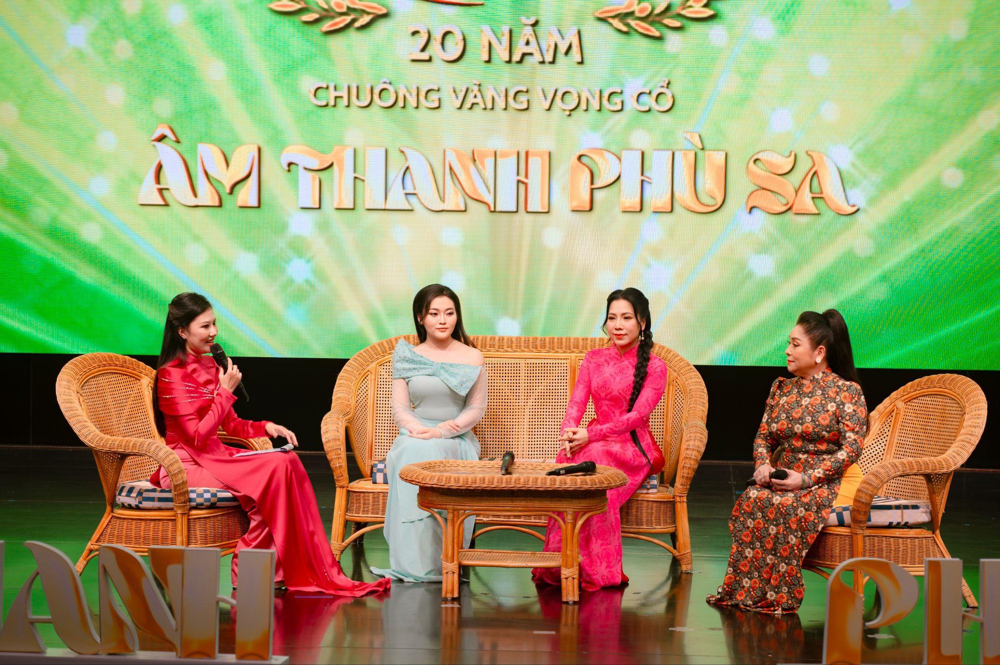 Âm Thanh Phù Sa Mùa 3: Dấu ấn trưởng thành của các thế hệ nghệ sĩ Cải lương An Giang- Ảnh 7. Âm Thanh Phù Sa Mùa 3: Dấu ấn trưởng thành của các thế hệ nghệ sĩ Cải lương An Giang- Ảnh 7.