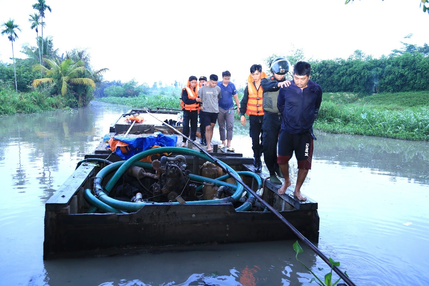 Bắt giữ 6 đối tượng khai thác cát trái phép trên sông Đồng Nai- Ảnh 2. Bắt giữ 6 đối tượng khai thác cát trái phép trên sông Đồng Nai- Ảnh 2.