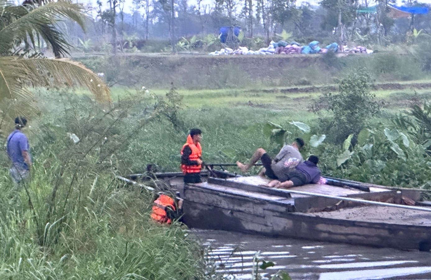 Bắt giữ 6 đối tượng khai thác cát trái phép trên sông Đồng Nai- Ảnh 1. Bắt giữ 6 đối tượng khai thác cát trái phép trên sông Đồng Nai- Ảnh 1.