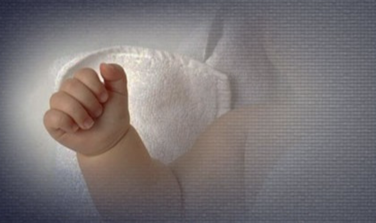 Bé gái 3 tháng tuổi bị người thân xâm hại, phải cấp cứu trong đêm- Ảnh 1. Bé gái 3 tháng tuổi bị người thân xâm hại, phải cấp cứu trong đêm- Ảnh 1.