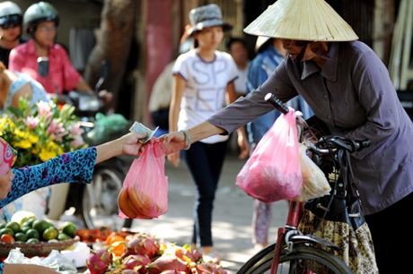 Chợ ở Hà Nội sẽ không được sử dụng túi ni lông, hộp nhựa xốp khó phân hủy - Ảnh 1.