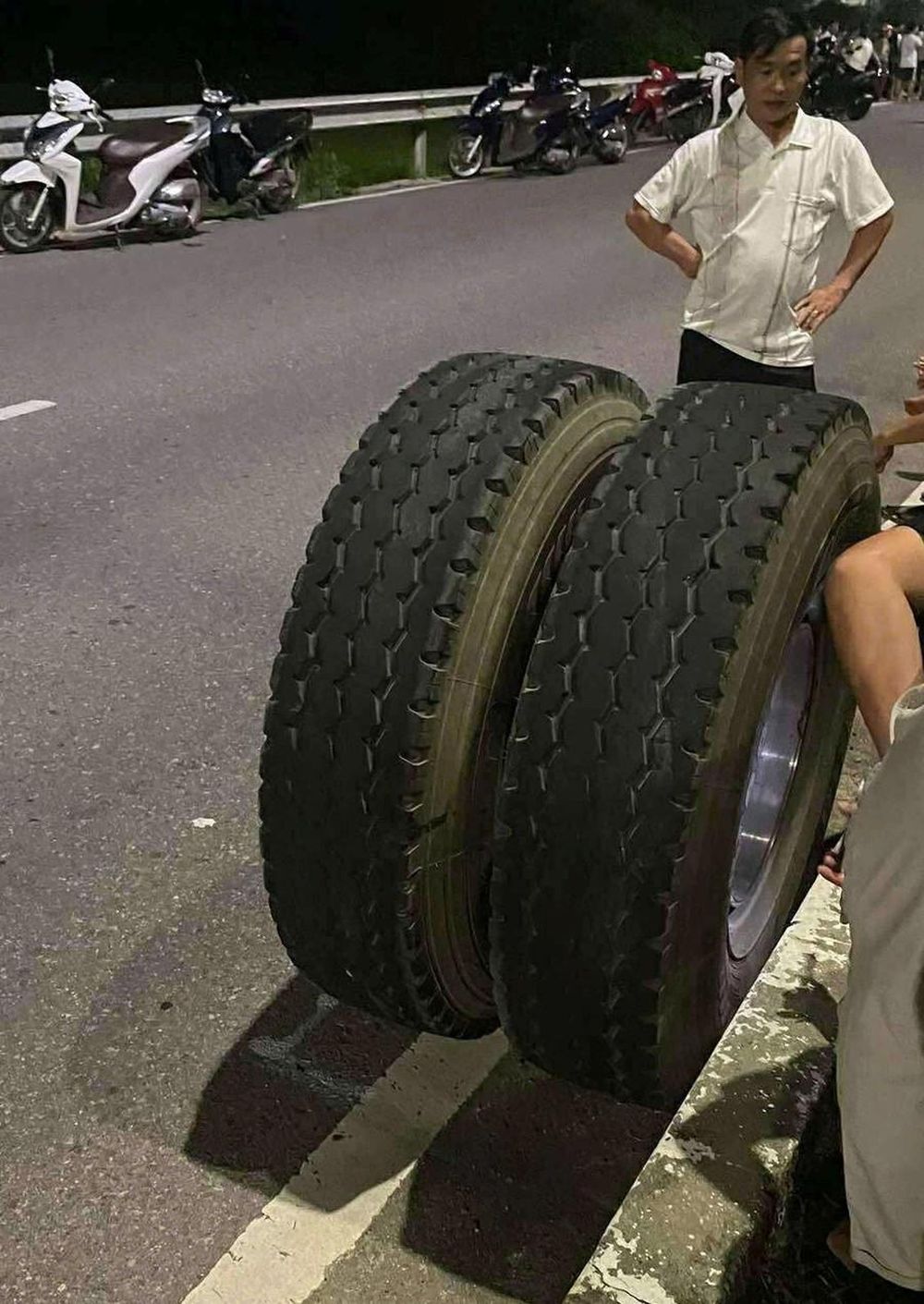 Một công an đang đi bộ thể dục bị bánh xe container văng ra tông chết - Ảnh 3.