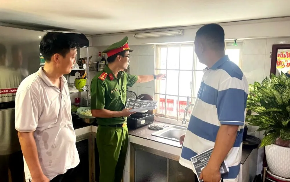Vận động người dân tháo dỡ "chuồng cọp" để thoát hiểm