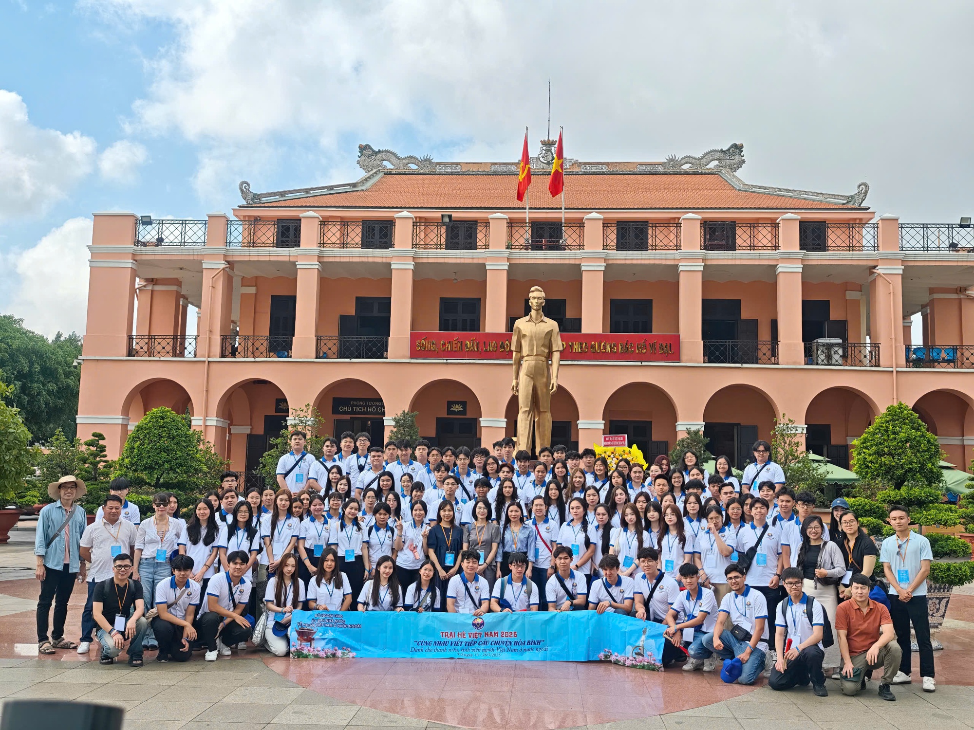 Hơn 100 kiều bào trẻ từ khắp thế giới đến TP.HCM tìm hiểu lịch sử - Ảnh 2.