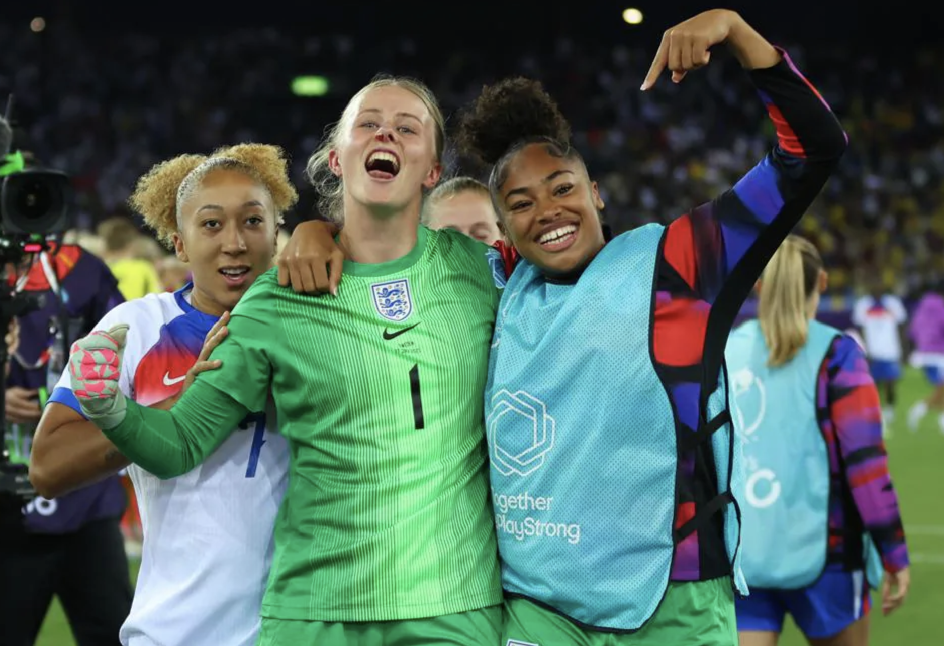 Euro 2025: Ngược dòng ngoạn mục, tuyển nữ Anh thắng nghẹt thở Thụy Điển ở tứ kết - Ảnh 8. Euro 2025: Ngược dòng ngoạn mục, tuyển nữ Anh thắng nghẹt thở Thụy Điển ở tứ kết - Ảnh 8.