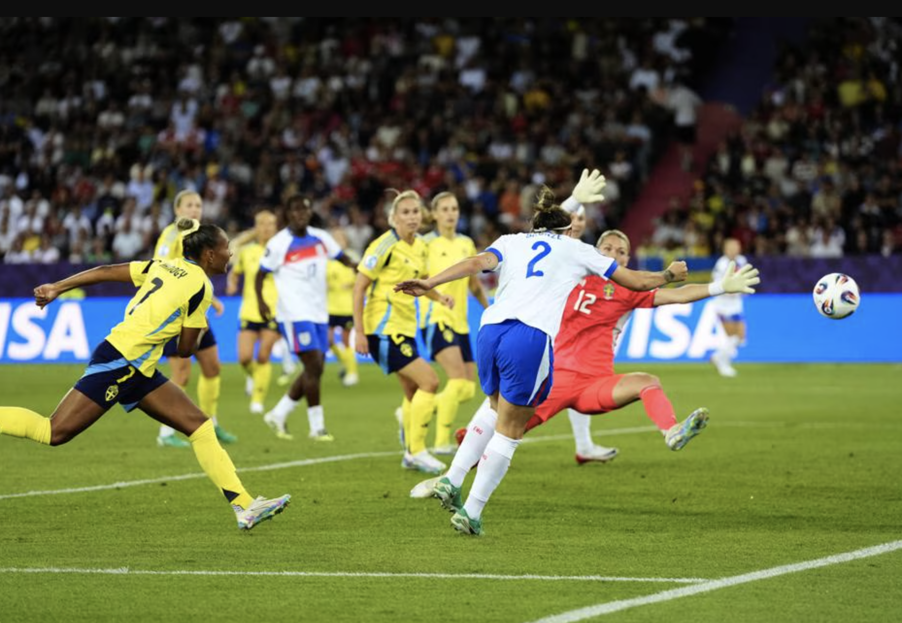 Euro 2025: Ngược dòng ngoạn mục, tuyển nữ Anh thắng nghẹt thở Thụy Điển ở tứ kết - Ảnh 3. Euro 2025: Ngược dòng ngoạn mục, tuyển nữ Anh thắng nghẹt thở Thụy Điển ở tứ kết - Ảnh 3.