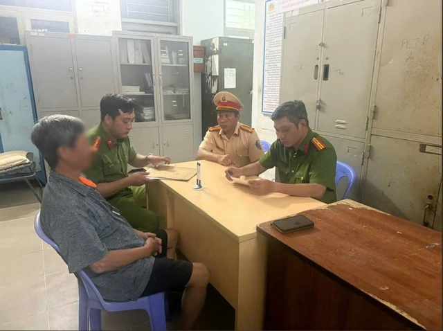 CSGT TP.HCM mời làm việc người phun chữ 'bắn tốc độ' lên mặt đường  - Ảnh 1.