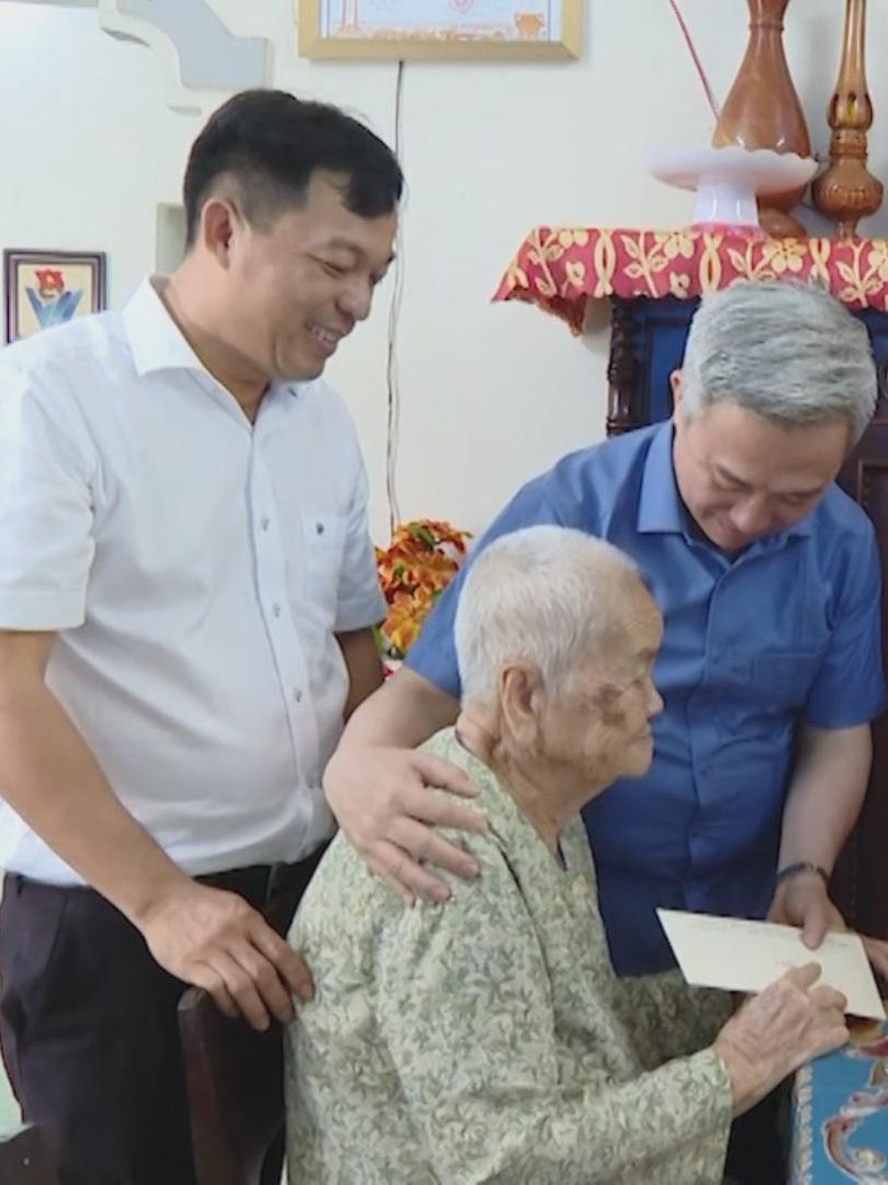 TP.HCM thăm, tặng quà người có công nhân kỷ niệm 78 năm Ngày Thương binh - Liệt sĩ