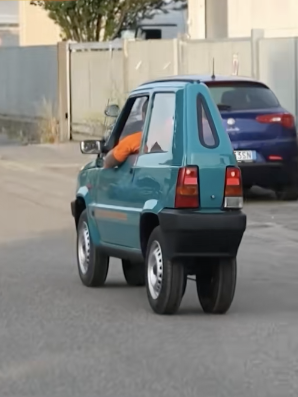 Italia: Chiếc ô-tô rộng... 50cm