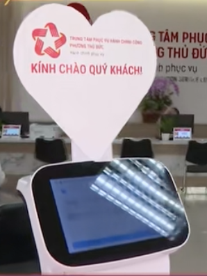 Ngày đầu đến phường làm thủ tục, người dân bất ngờ khi được robot hướng dẫn