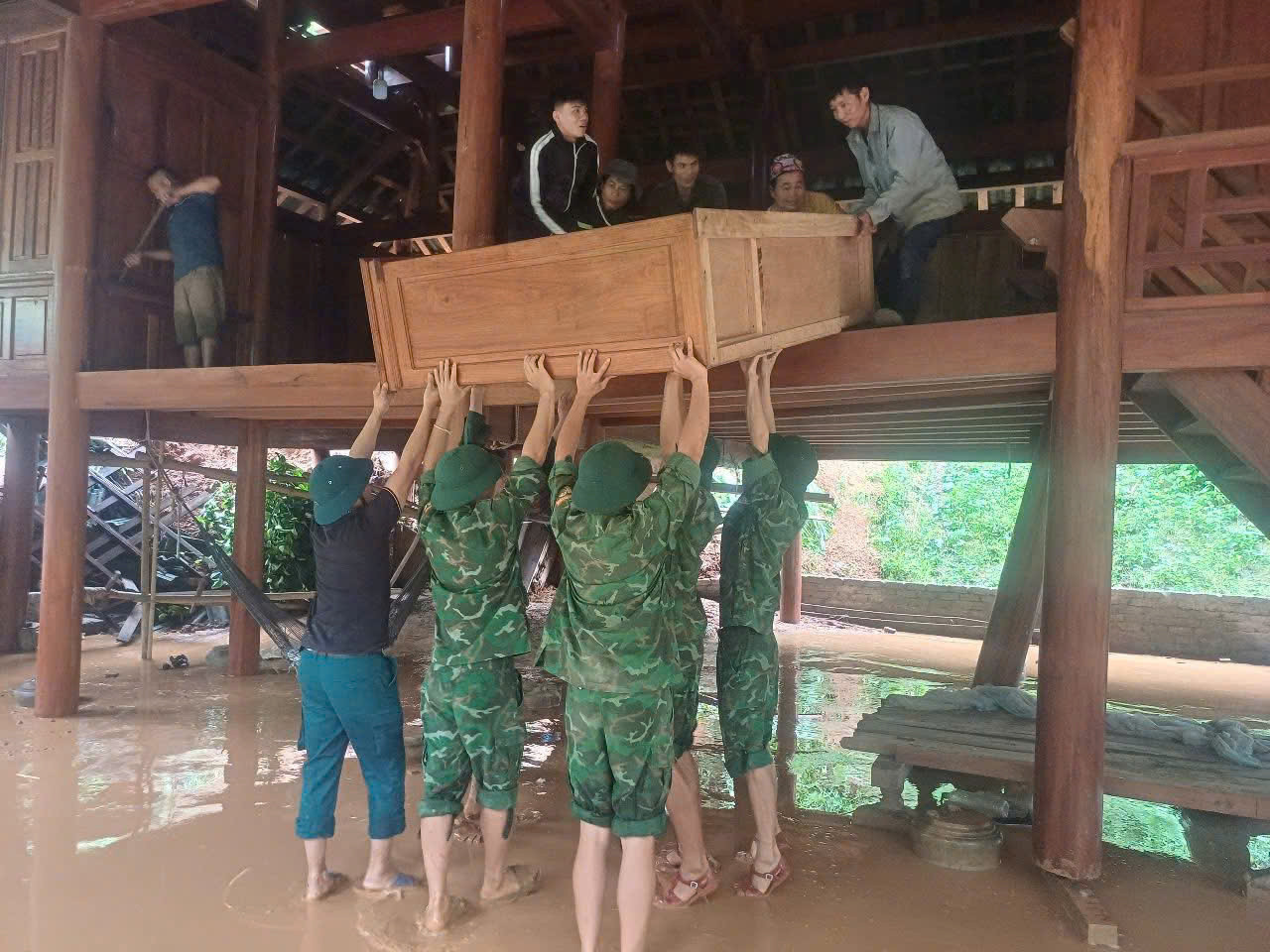 Lũ lịch sử ở Nghệ An, bộ đội cõng dân qua đoạn ngập đi chạy thận - Ảnh 4.