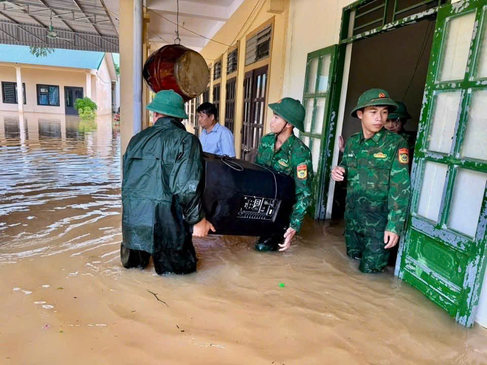 Lũ lịch sử ở Nghệ An, bộ đội cõng dân qua đoạn ngập đi chạy thận - Ảnh 3.