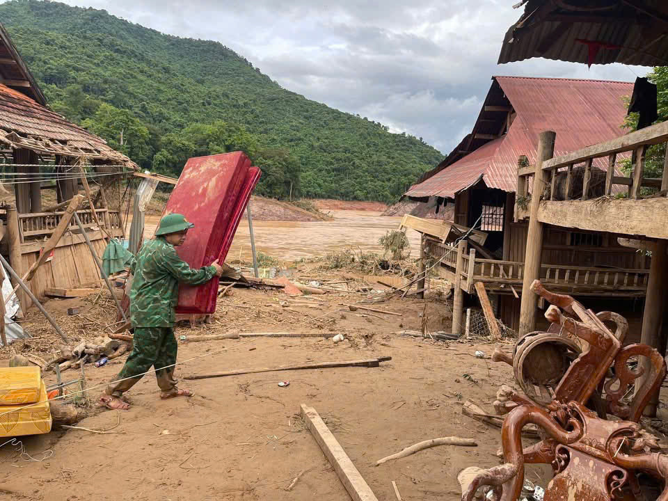 Lũ lịch sử ở Nghệ An, bộ đội cõng dân qua đoạn ngập đi chạy thận - Ảnh 5.
