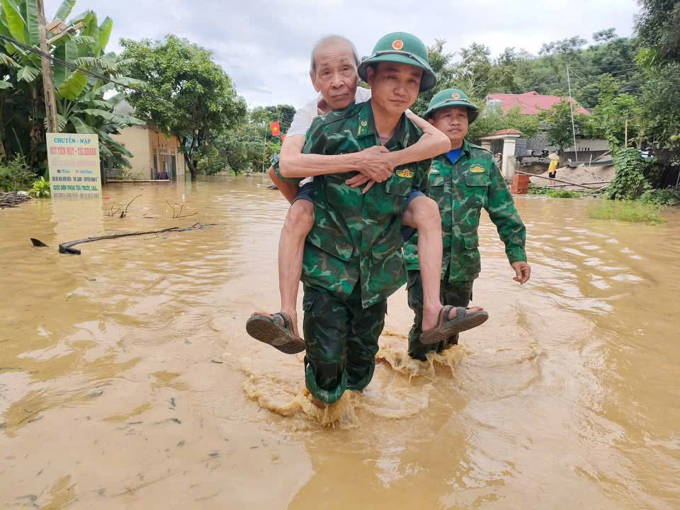 Lũ lịch sử ở Nghệ An, bộ đội cõng dân qua đoạn ngập đi chạy thận - Ảnh 7.