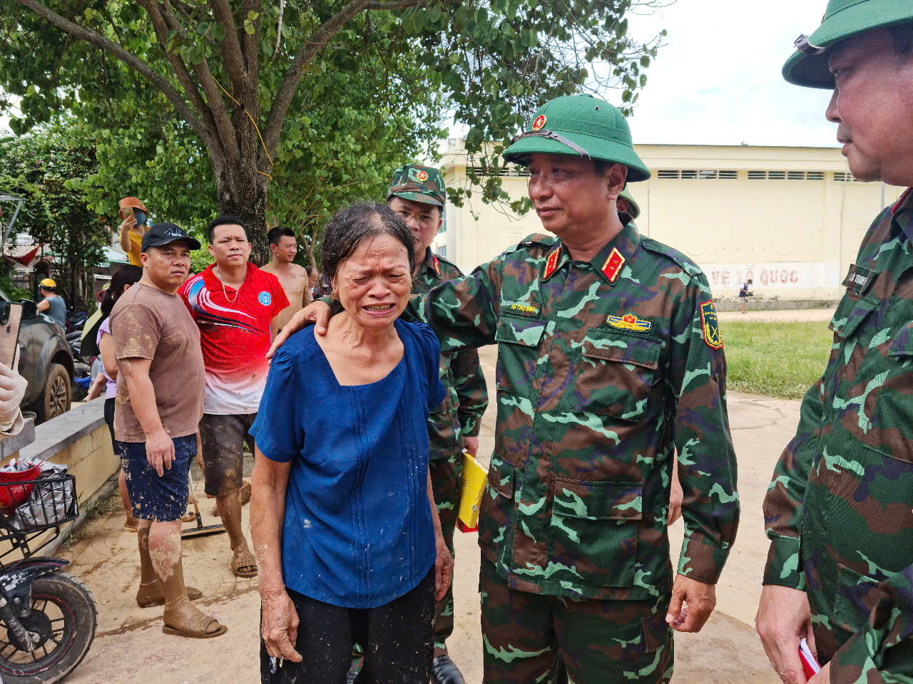 Người dân Nghệ An bị lũ cô lập xúc động khi trực thăng thả lương thực - Ảnh 3.