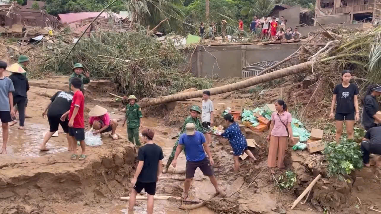 Người dân Nghệ An bị lũ cô lập xúc động khi trực thăng thả lương thực - Ảnh 2.