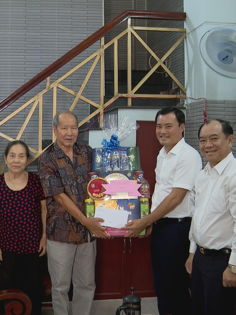Lãnh đạo TP.HCM thăm và tặng quà gia đình chính sách