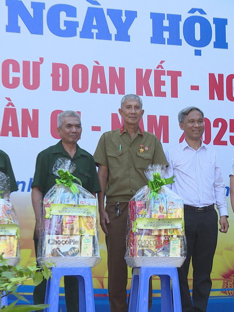 Ấm áp ngày hội "Khu dân cư đoàn kết - nghĩa tình" tại phường Phú Định