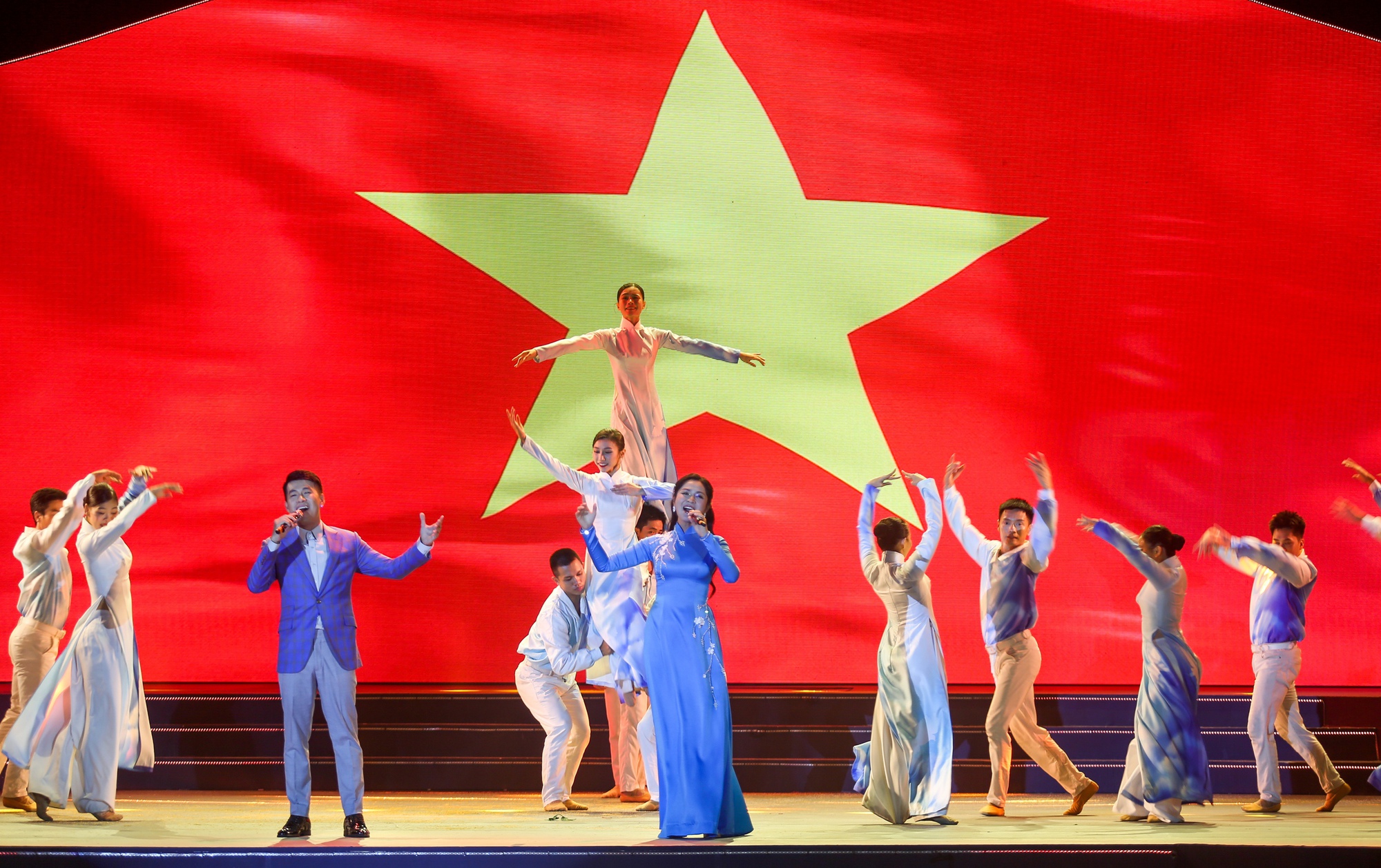 ‘Côn Đảo - Bản hùng ca bất tử’ thu hút đông đảo người dân trong đêm nghệ thuật tri ân- Ảnh 1.