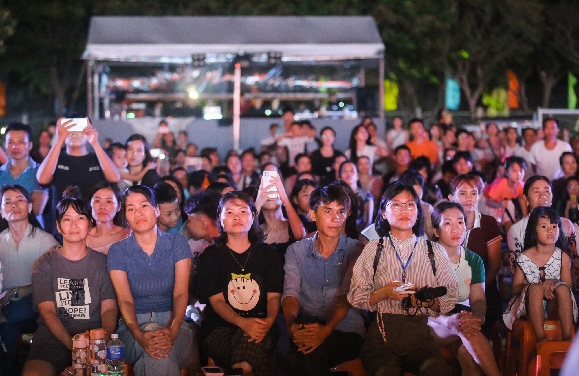 ‘Côn Đảo - Bản hùng ca bất tử’ thu hút đông đảo người dân trong đêm nghệ thuật tri ân- Ảnh 3.