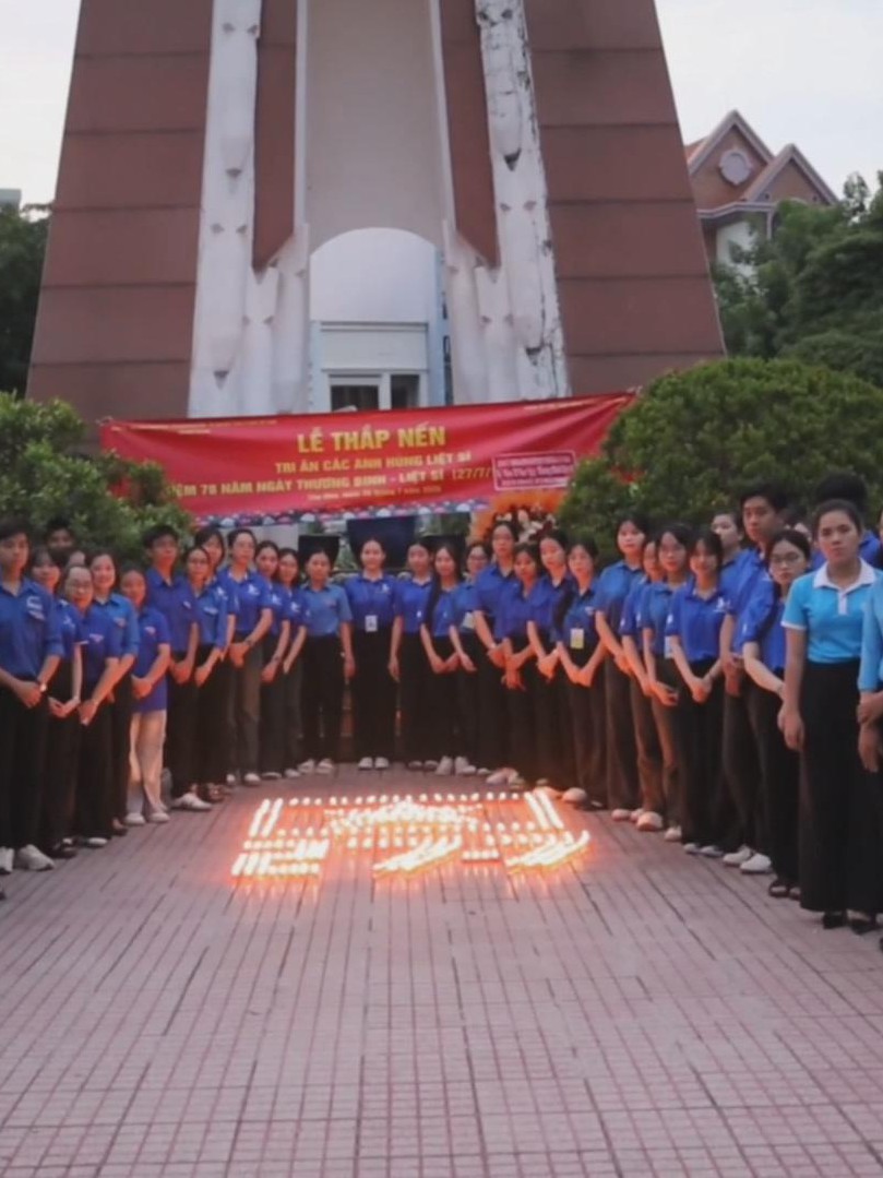 Thắp nến tri ân các Anh hùng liệt sĩ tại Khu di tích Kho bom Phú Thọ Hòa