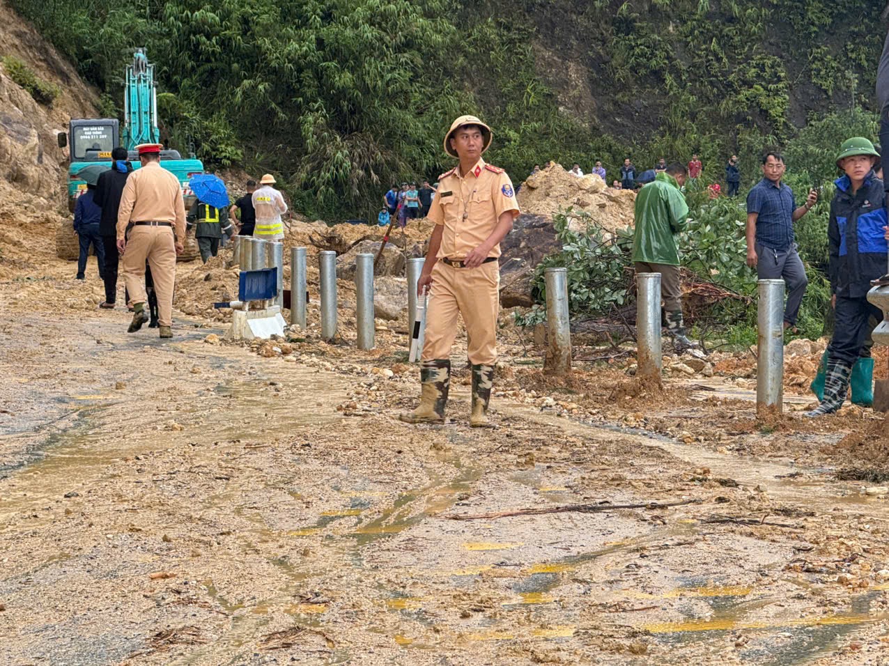 Lai Châu: Sạt lở núi, 1 người tử vong- Ảnh 2. Lai Châu: Sạt lở núi, 1 người tử vong- Ảnh 2.