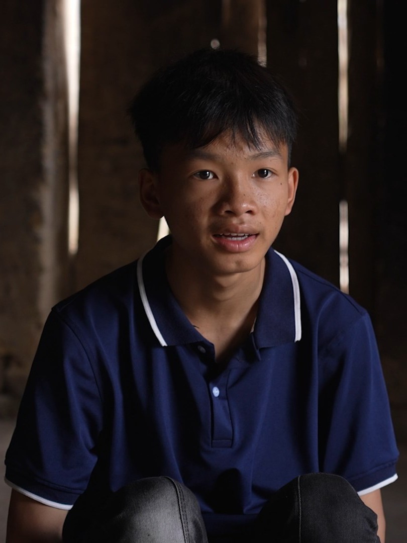 Cậu bé có cha bị tâm thần, mẹ bỏ đi khi em chưa hai tuổi