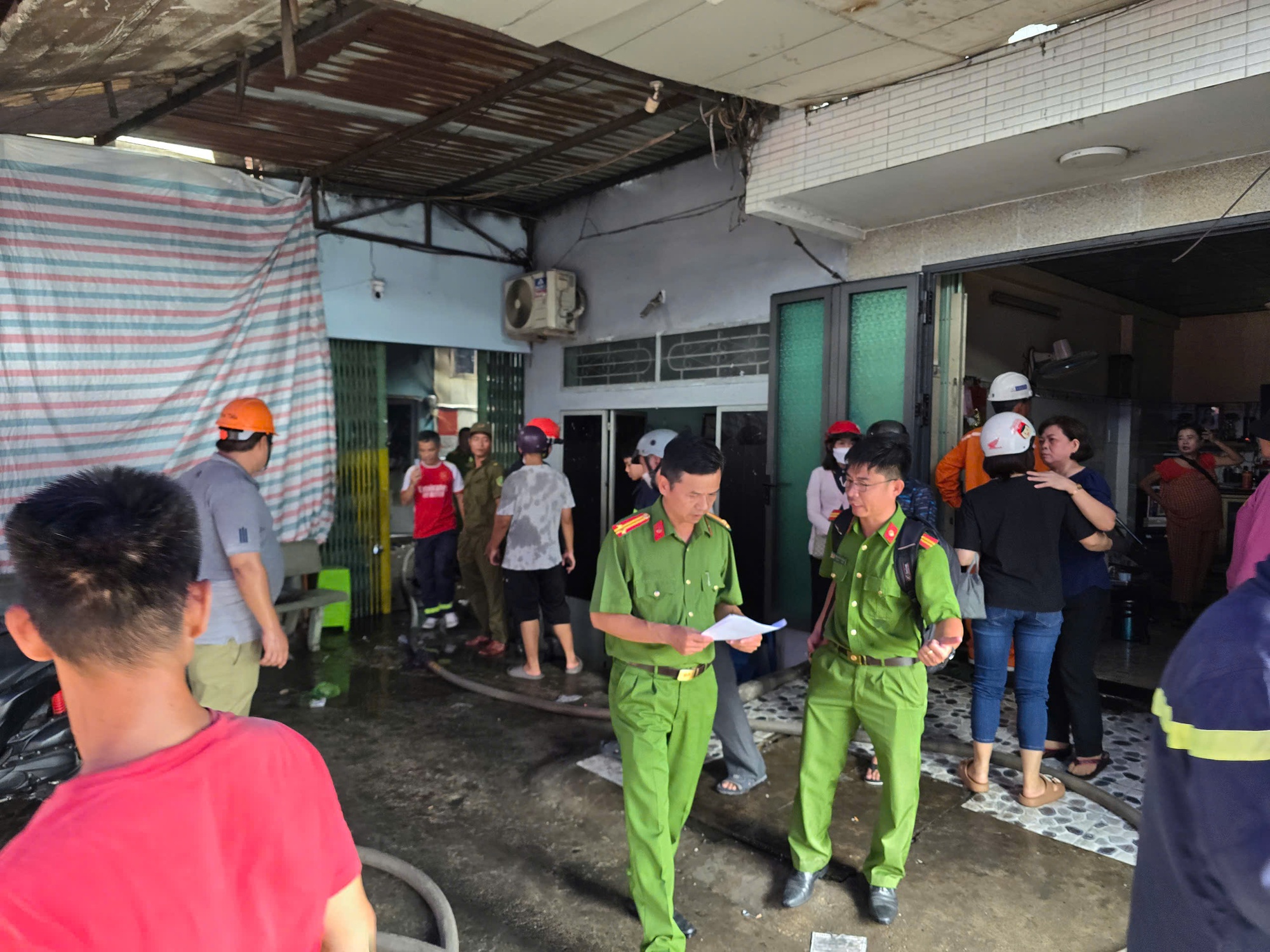 Cháy nhiều phòng trọ ở phường Tân Thới Hiệp, TP.HCM- Ảnh 2. Cháy nhiều phòng trọ ở phường Tân Thới Hiệp, TP.HCM- Ảnh 2.