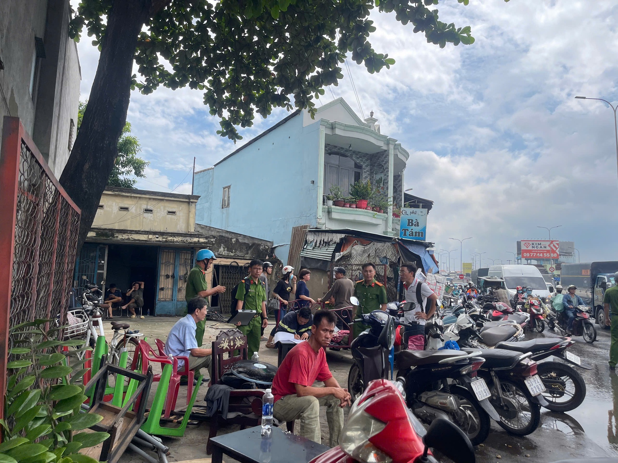Cháy nhiều phòng trọ ở phường Tân Thới Hiệp, TP.HCM- Ảnh 3. Cháy nhiều phòng trọ ở phường Tân Thới Hiệp, TP.HCM- Ảnh 3.