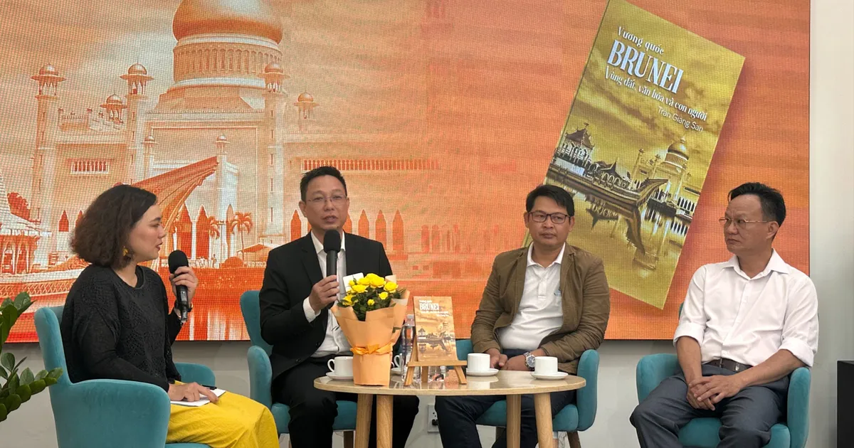 Khám phá Vương quốc Brunei qua những trang sách
